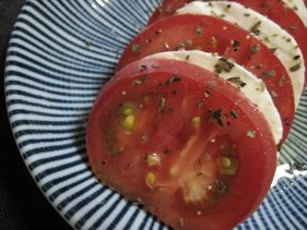 トマトとモッツアレラチーズのサラダ画像